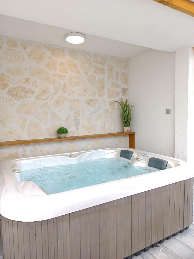 스플리트 Tonina - House With Terrace, Jacuzzi, Free Parking 아파트 외부 사진