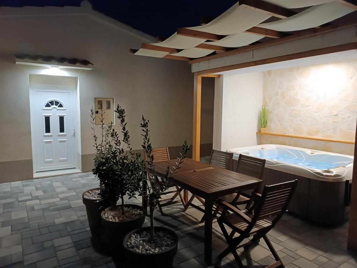 스플리트 Tonina - House With Terrace, Jacuzzi, Free Parking 아파트 외부 사진
